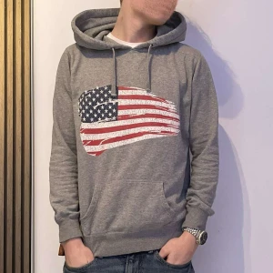 Grå hoodie - Vi säljer nu en grå hoodie från bikbok! | Hoodien är i riktigt bra skick och är i storlek M, modellen är 181 cm. | Kontakta vid intresse om köp!