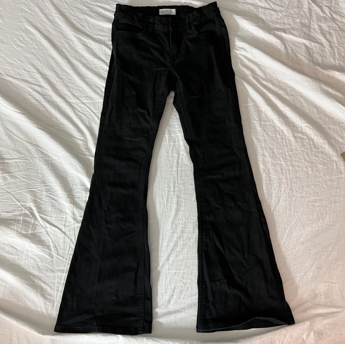 Svarta bootcut jeans från Lindex - 1