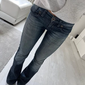 Lågmidjade jeans - Lågmidjade jeans ifrån Only. Storlek 26/32 passar xs. Midjemått: 36 cm innerbenslängd: 76 cm. 