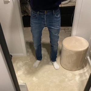 Diesel jeans  - Riktigt feta diesel jeans med snygga slitningar, sjukt sköna och riktigt snygga med en slim passform, storlek 30/32. Nypris ≈ 2000kr. Skriv ifall du har några funderingar. Pris ej hugget i sten, kom med bud.