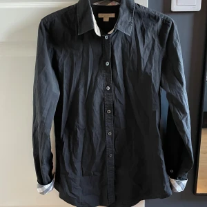 Burberry skjorta  - Säljer denna stilrena burberry skjortan i storlek S. Är tyvärr för liten på mig som har S-M så skulle säga att den är mer XS. Skjortan är i bra skick och kommer utan några synliga defekter! Mitt pris: 399 kr. Priset är ej hugget i sten så hör gärna av dig vid frågor eller prisförslag.☺️