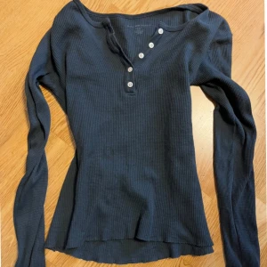Mörk blå långärmad tröja - Säljer denna jättefina tröja på grund av att den inte kommer till användning. Köpt här på Plick men har aldrig använt den. Skriv om ni har frågor💕