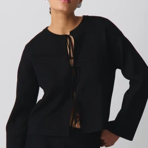 Svart långärmad tröja med snörning - Snygg svart tröja med rosetter som knytning ifrån Gina Tricot💕