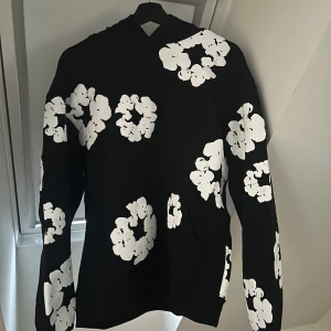 Denim Tears Hoodie - Autentisk Denim Tears hoodie behövs säljas snabbt. Är endast testad men för liten, storlek Small. Fraktas samma dag. Kommer med original förpackning och taggar. Har kvitto.