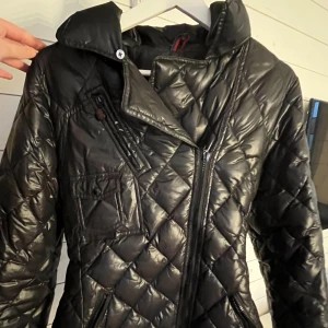 Svart quiltad jacka från Moncler - Vintage unik moncler jacka, varsamt använd, kvitto medföljer men inte boxen tyvärr då jag inte vet vart den är just nu! Möts bara upp och har inga mått