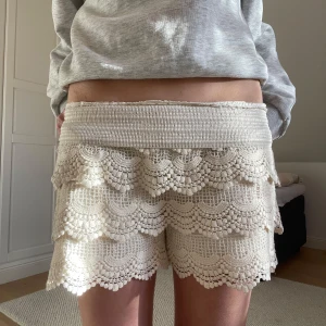 Virkade shorts - Nu säljer jag igen dessa virkade volang shorts! Säljer ett par till och kommer sälja flera framöver! Perfekta inför sommaren. Tveka inte att skriva ifall ni har frågor❤️
