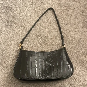 Väska - Väska från shein. Bra skick har knappt användt den för har många andra väskor.