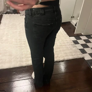Svarta jeansbyxor - Lee jeans i modellen Jessica, knappt använda så de är som nya☺️dom är lågmidjade och i storleken W26 L31 