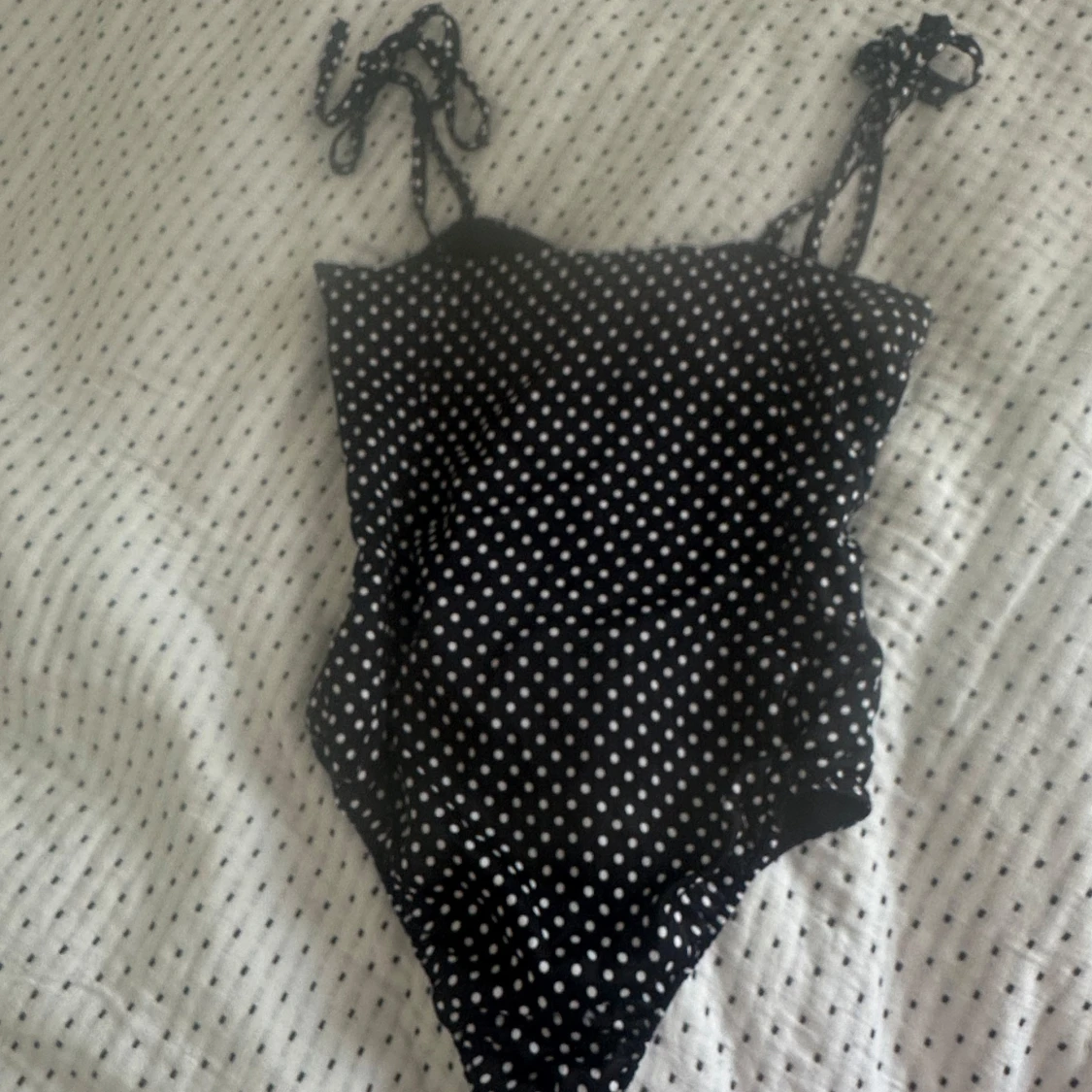 Svart prickig body från Zara - 1