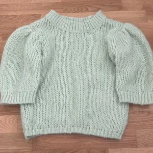 Mintgrön stickad tröja från Vero Moda - Säljer en mysig mintgrön stickad tröja från Vero Moda. Tröjan har puffiga trekvartsärmar. Jättefin på och skönt material som inte sticks. 