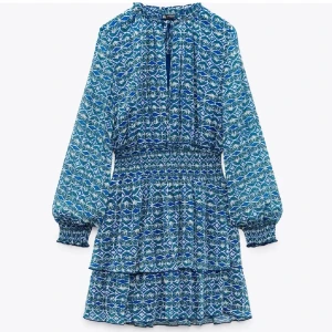 Blå mönstrad klänning - Snygg blå klänning från Zara! Storlek M men skulle säga att den passar S också! Klänningen är endast använd en gång, skriv om ni har frågor eller vill ha fler bilder!🤪