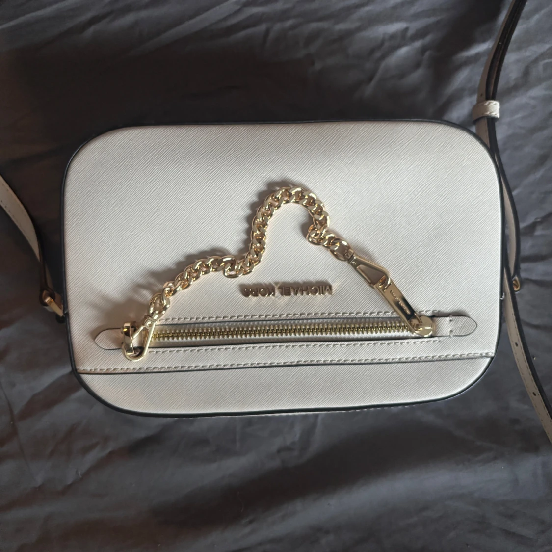 CremeVit/Rosa axelväska från Michael Kors