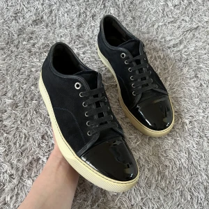 Lanvins - Ett par svarta Lanvins perfekta till sommar och vår! | Mycket fint skick har några små tecken som går att se bilderna! | Storlek UK 9 motsvarande 43 men de kan passa lite större också. | Endast skor. | Ställ gärna frågor innan du köper!