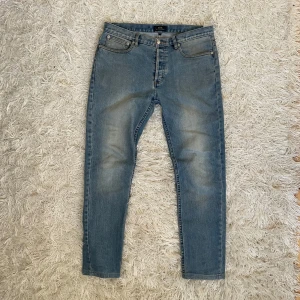 Jeans från A.P.C - Tjena, nu säljer jag ett par otroligt snygga jeans ifrån de exklusiva märket A.P.C. Jeansen är i ett bra skick, finns en liten fläck på framsida lår men som man ej ser tydligt. Jeansen har en riktigt fet tvätt! Jeansen är i slimfit. Om du har några frågor eller funderingar är det bara att höra av sig!