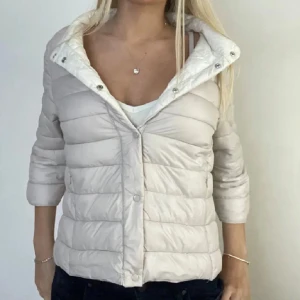 Skit snygg jacka  - Pruta inte kommer inte sänka priset!❤️OBS. Storlek 38 men sitter som 34/S Trekvartsärmad jacka som är beige och vit på insidan. Jätte skön!!💖💖Köpte jackan av chique UF så bilderna är inte mina.