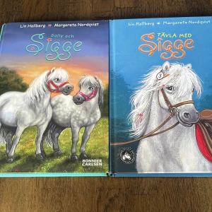 Sigge böcker🤍 - Jag säljer även gamla barn grejer så kika in! Två sigge böcker!! ('Sally och sigge) ('Tävla med Sigge') fokuserar på en spännande hopptävling. Perfekt för unga hästälskare, små vik i hörnet på ”Sally och Sigge” boken, men små och man tänker inte på dem🤍köp båda för 60kr eller en för 30kr