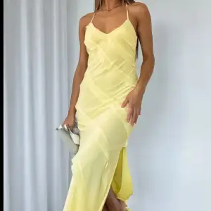 (Flyttrensning) Gul balklänning från white fox oanvänd med prislapp kvar💛