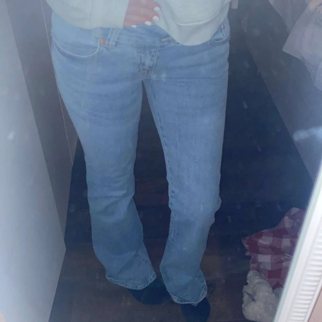 Blå jeans med broderad detalj