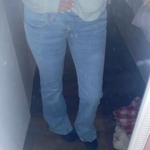 Blå jeans med broderad detalj - Snygga blå jeans med en broderad detalj på bakfickan. De har en klassisk passform och är perfekta för en avslappnad stil. Jeansen har en normal midja och raka ben.