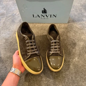 Lanvin STEAL🔴 - Säljer nu dessa riktigt feta lanvinsen i storlek 41/42 UK 7! Gråa med ett glänsig captoe, riktigt feta till våren/sommarn! Skor och dustbag ingår! Skick: 9/10, hör av dig vid minsta fundering!🌟