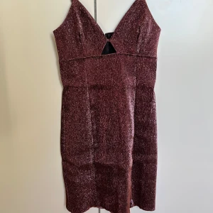 Glitter klänning  - Säljer min klänning från nyår, köpt på H&M och är i storlek XS. Använd ca 2ggr och är i bra skick. Hör av dig vid instresse eller frågor!