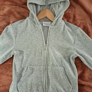 Grå hoodie från Juicy Couture - Säljer min stilrena gråa hoodie från Juicy Couture då den e för liten för mig. Den har en dragkedja framtill och en huva. Perfekt för en avslappnad look💕💕