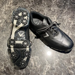 Svarta golfskor från Callaway - Säljer ett par svarta golfskor från Callaway. Storlek 42, small modell. 