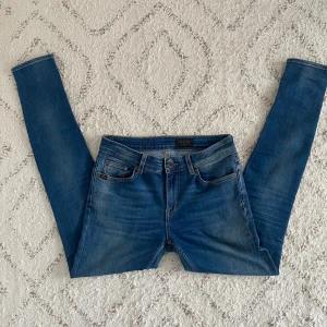 Tiger of Sweden jeans - Tiger of Sweden jeans – storlek 29/30 👖 I fint skick – liten, nästan osynlig reva vid bältesslingan 🔍 💰 Pris: 280 kr Kvalitativa och stilrena jeans – sitter bra och ser riktigt snygga ut! 📸 Fler bilder vid förfrågan! 🚚 Snabb leverans 📦