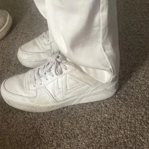 Snygga vita sneakers - Säljer ett par klassiska vita sneakers som är perfekta nu till våren. Skorna är snygga och knappt använda! Skorna tvättas självklart innan dom postas, Hör av dig vid funderingar annars klicka på köp nu☺️