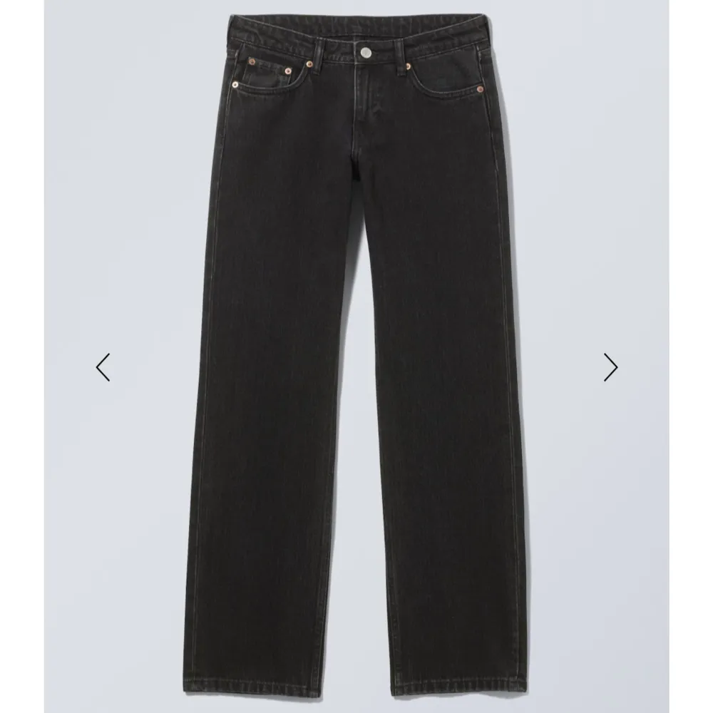 Säljer ett par svarta jeans med rak passform och klassisk femficksdesign. Jeansen är låga i midjan och är tillverkade i ett robust denimtyg. Perfekta för en stilren och avslappnad look.. Farkut & Housut.