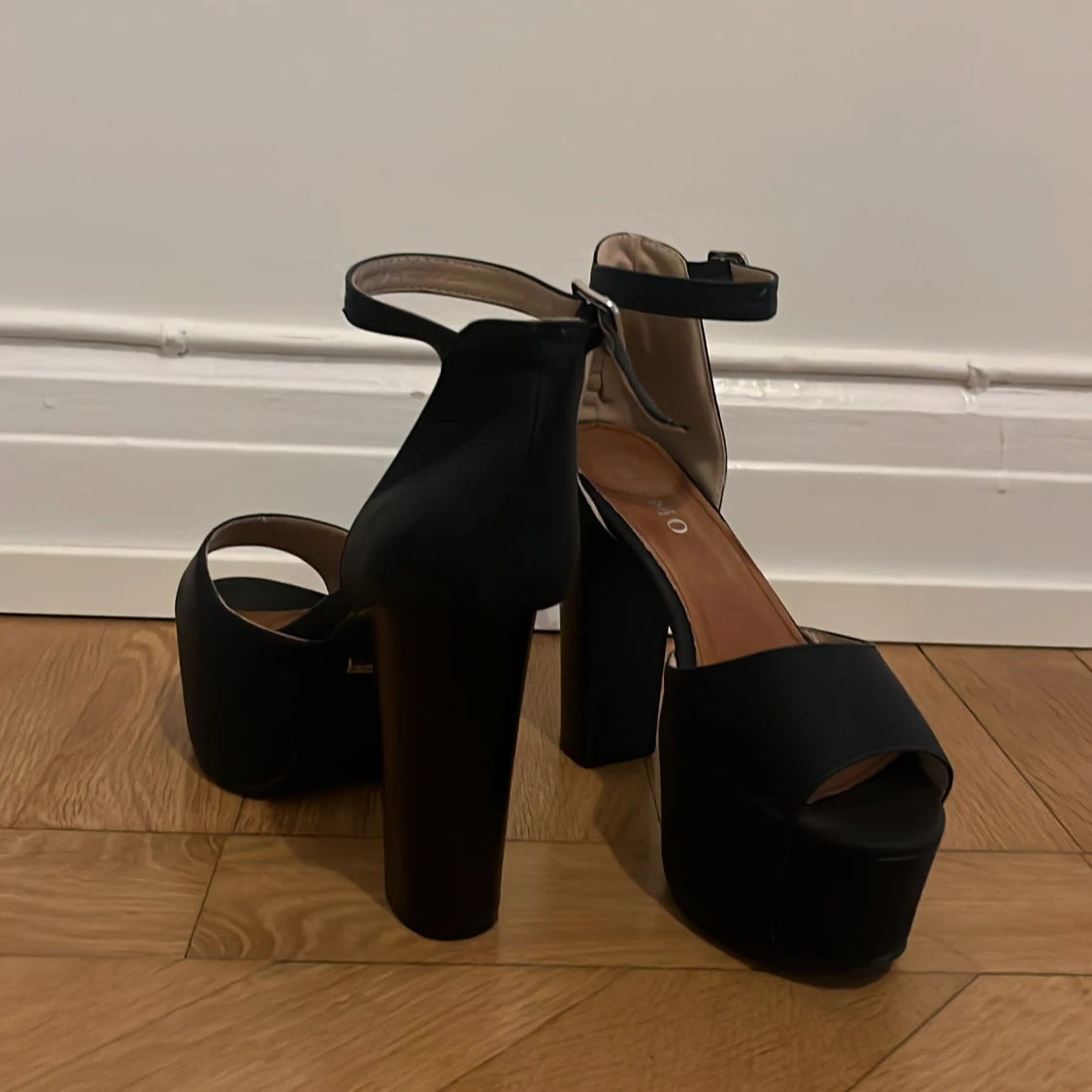 Svarta platåklackar med öppen tå och ankelrem - 2