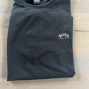 Hugo Boss T-shirt  - Säljer nu min svarta Hugo boss T-shirt. Skick 9/10. Storlek M. Skriv vid minsta fundering 🙌🙏🏻