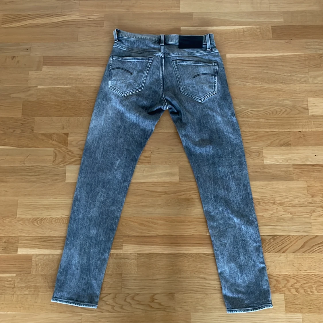 Grå tvättade jeans - 1