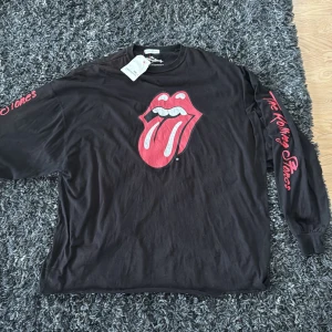 Japansk rolling stones tröja - Ovanlig japansk rolling stones tröja som sitter oversized på någon med large. Har taggen kvar från japan vilket e lite coolt :p Mycket ovanlig då det bara finns en uppe på grailed för 750kr och säljs inte någon annan stans.