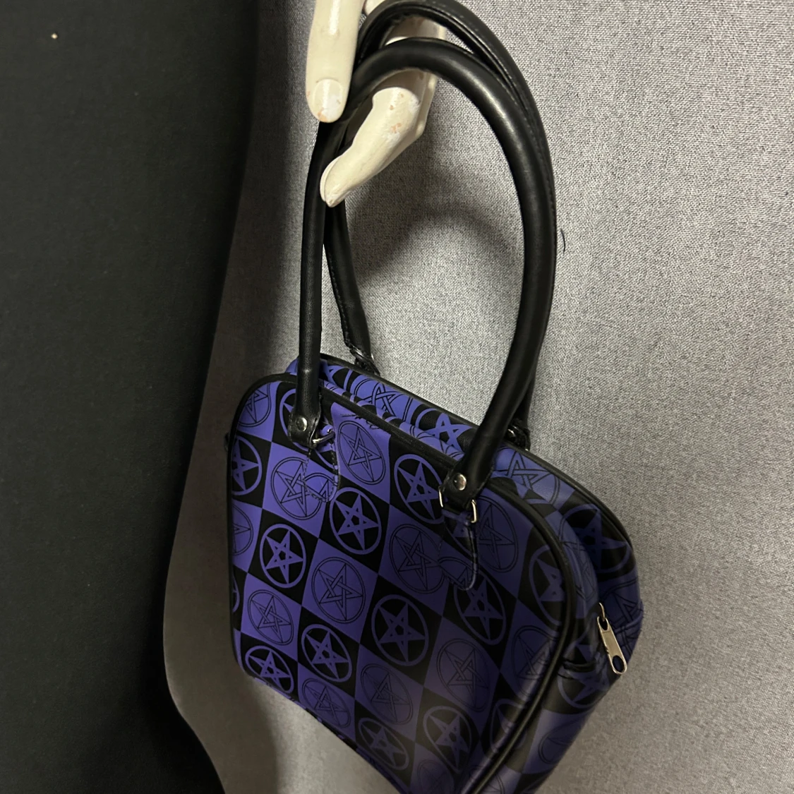 Lila och svart handväska med pentagram - 1