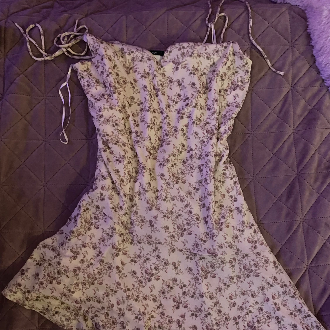 Blommig sommarklänning med smala axelband