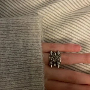 Silverfärgad Edblad ring med nitar (Stål) - Säljer min fina Edblad ring då den inte kommer till användning. Den är i storlek S (16,8mm)! Den är använd ca 5 gånger, är inte helt säker men den är sparsamt använd! Fint skit nästan som ny. Original pris 399kr jag säljer för 150kr! Materialet är i rostfritt stål, den är nickel säker och vattentålig!