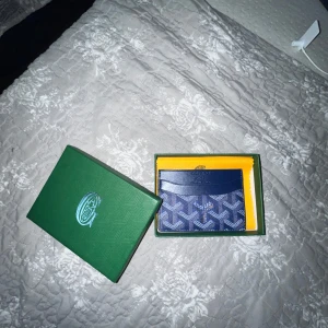  Plånbok / korthållare  -  Min plånbok har suttit nu i någon vecka aldrig använt helt ny !! Kvitto fattas!! Pris kan diskuteras