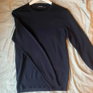 Merinoulltröja J.Lindeberg - 🌟Merinoulltröja J.Lindeberg | 9/10 | Marinblå| S | Givetvis äkta | 1300 ny | Fraktar spårbart via PostNord eller instabox | Hör av dig vid frågor eller andra funderingar!🌟