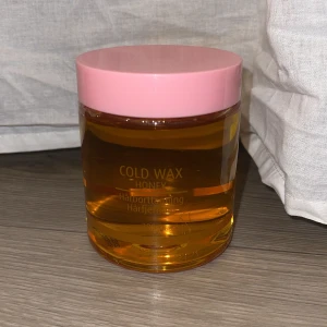 Kallvax med honung i burk - Honungsvax som inte behövs värmas. Inte helt full, se mängd på bild 2. Lite kladdig där man skruvar på locket då lite av vaxet råkat hamna där när jag testade lite. Perfekt för vaxning hemma❤️