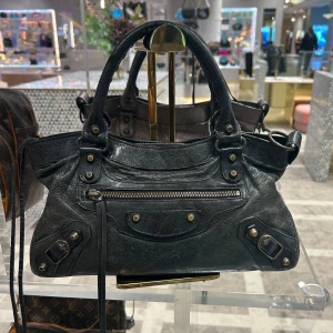 Balenciaga väska  - Säljer min super fina balenciaga väska, äktahetsbevis och dustbag följer med, skriv för fler bilder💕köpt på NK’s vintage avdelning