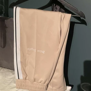 Palm angels byxor beige - Palm angels byxor. Anygga Palm angels byxor i storleken medium, vet inte om de är äkta eller ej