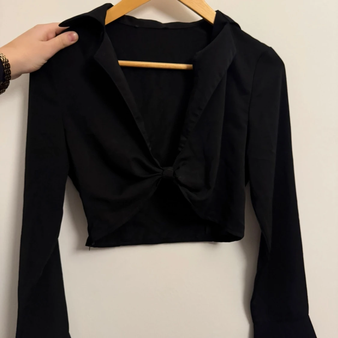 Svart croppad blus med knyt - 1