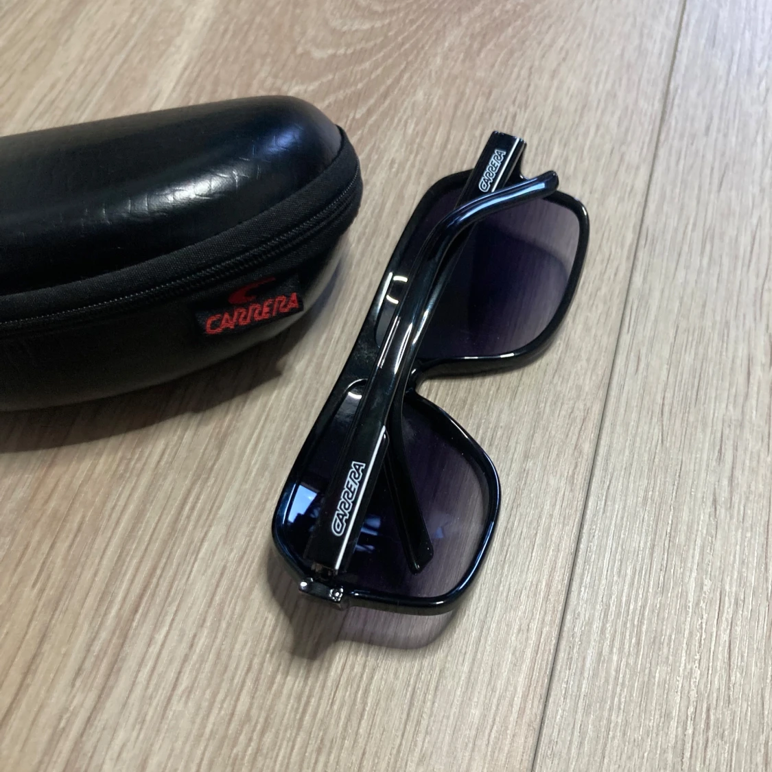 Svarta solglasögon från Carrera - 2
