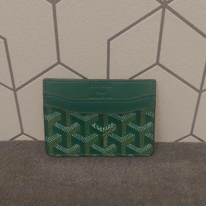 Grön Korthållare  - Säljer en snygg grön korthållare || helt ny