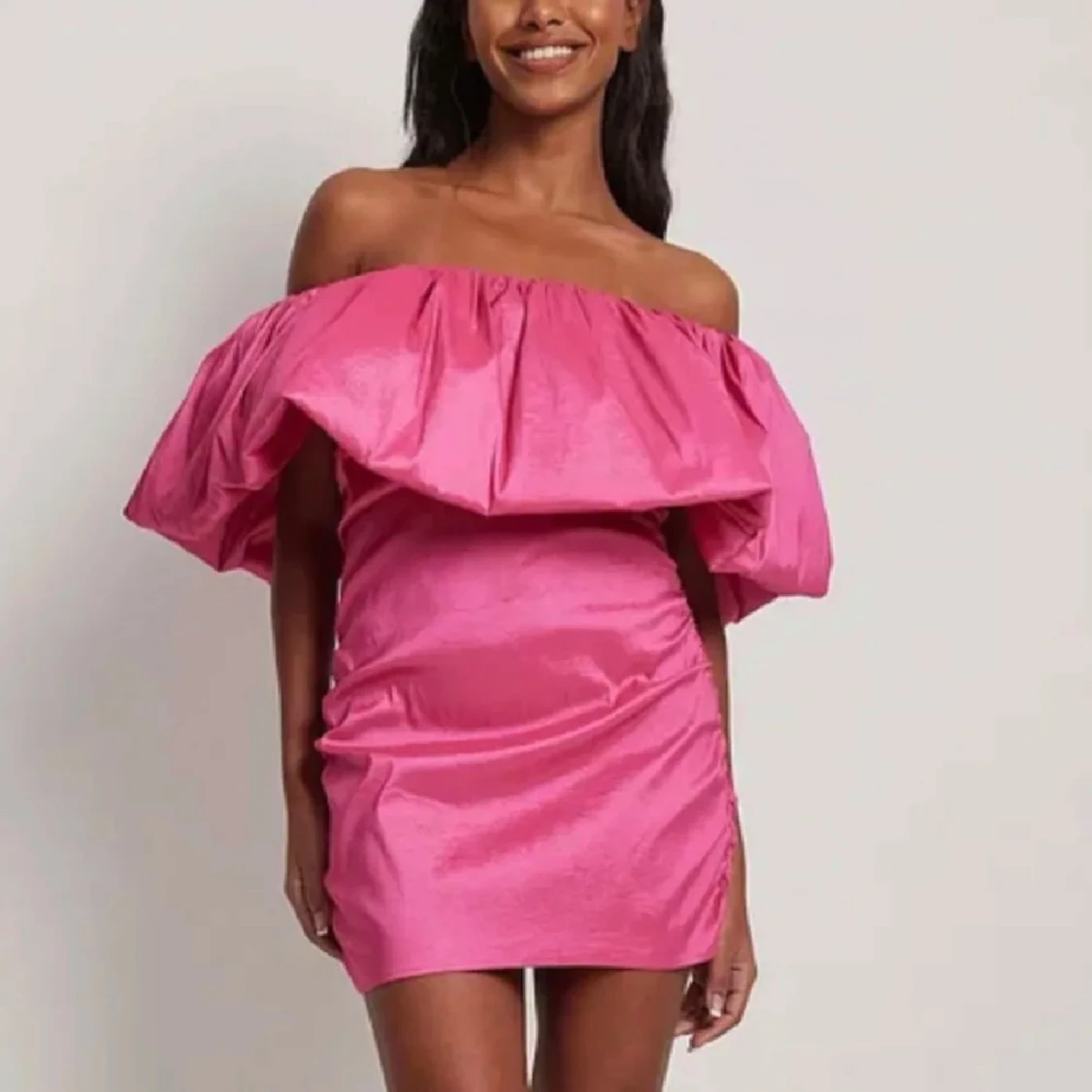 Rosa offshoulder klänning från NA-KD