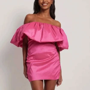 Rosa offshoulder klänning från NA-KD - Superfin rosa offshoulder klänning från NA-KD med en volang. Köpte här på plick men kommer inte komma till användning. 