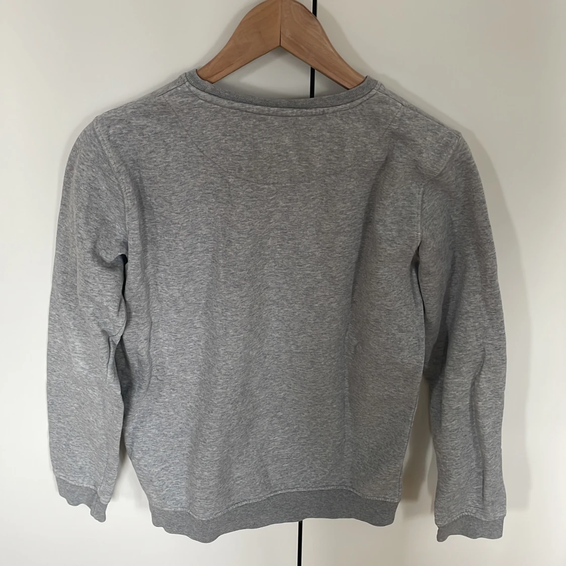 Grå sweatshirt från Lyle & Scott  - 1