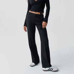 Kostymbyxor från Gina Tricot  - Perfekta kostymbyxor från Gina Tricot i modellen ”relaxed bootcut trousers”. Säljs på Gina för 399 kr, och jag säljer för 150 kr. Använda fåtal gånger 