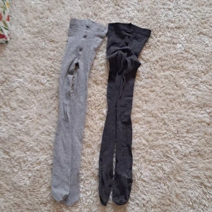 2 par strumpbyxor i storlek 146/152 - Säljer två par grå strumpbyxor i mjukt och stretchigt material. Perfekta till vardags och sitter skönt hela dagen. Klassisk modell utan mönster eller detaljer.